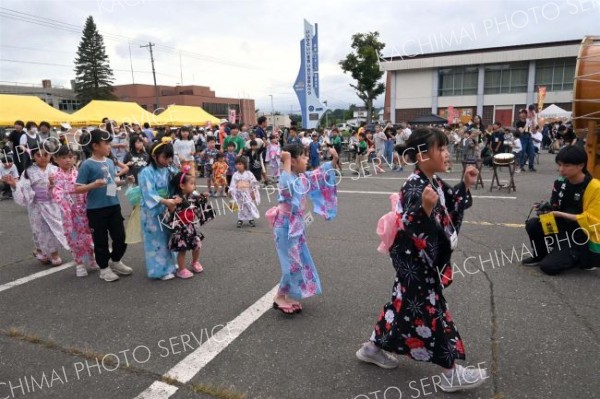 にぎわった子ども盆踊り