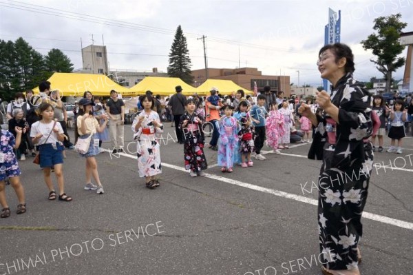 にぎわった子ども盆踊り
