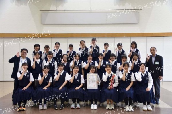 吹奏楽部と陸上競技で全道出場報告　芽室町内小中学生が教育長訪問