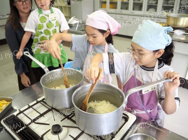 コーンスープの作り方を学ぶ子どもら
