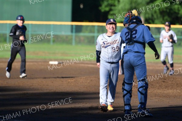 【決勝・ＳＷＡＴＴ―帯広商運】最後の打者を三振に打ち取り、ＳＷＡＴＴの捕手・権野陽（手前右）とハイタッチを交わす