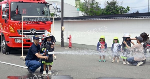 放水体験にドキドキ　士幌消防署で幼年消防フェス