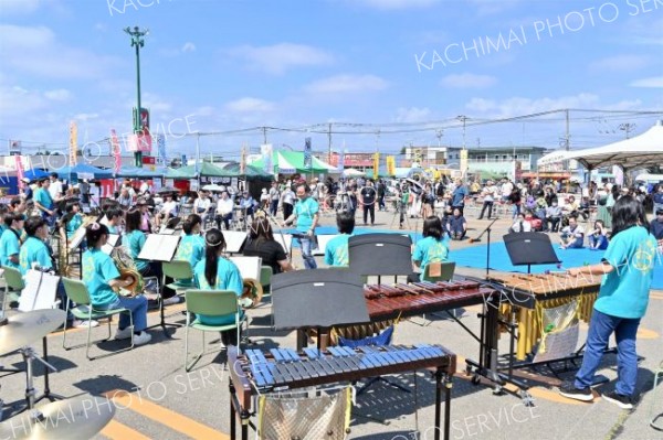 オープンニングを飾った帯広工業高吹奏楽部（２３日午前１１時１５分ごろ）