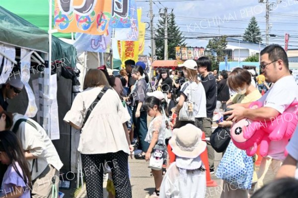 多くの地域住民や買い物客などでにぎわう会場（２３日午前１１時１５分ごろ）