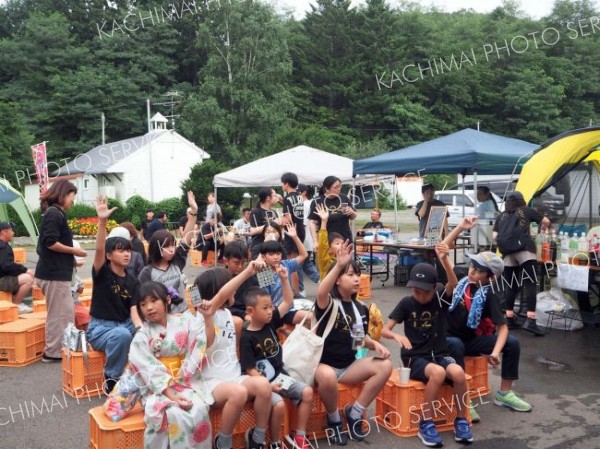 思い思いに祭りを満喫する児童