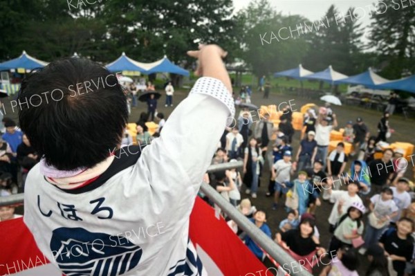 最後まで熱く―。まつりの締めを飾る恒例の菓子まきで手を伸ばす来場者