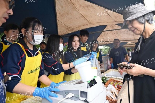物販コーナーも大賑わい。野菜などを売った士幌高校のブースには、開店前から長い列ができていた