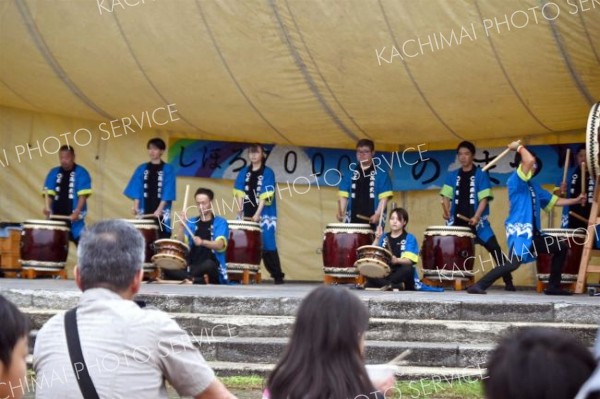 ばちさばきに目を奪われて―。士幌高原太鼓愛好会の迫力ある演奏に会場が沸いた