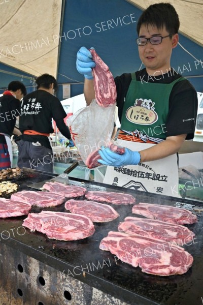イベントの醍醐味（だいごみ）の一つは士幌のグルメ。大きなしほろ牛のステーキが来場者の目を引いた