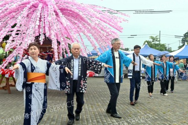 輪になってみんなで踊ろう―。姉妹都市の岐阜県美濃市の近隣・郡上市などで踊られる「郡上おどり」を士幌町でも。左から２番目から武藤鉄弘美濃市長、高木康弘士幌町長、ＪＡ士幌町の國井浩樹組合長