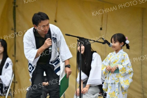 「校長先生へお願いです！家族と遊ぶ時間が取れないので夏休みをもうちょっと長くして下さい！」士幌中央中学校生徒会書記局が企画した「成年・未成年の主張」でかわいらしく主張