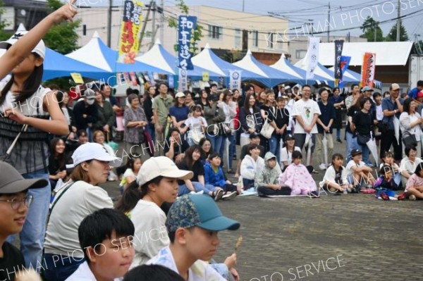 人気のお笑い芸人のステージを見て笑う観客