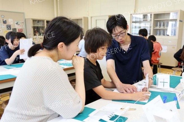 一枚の紙から複雑な立体を製作した「折紙建築」の授業