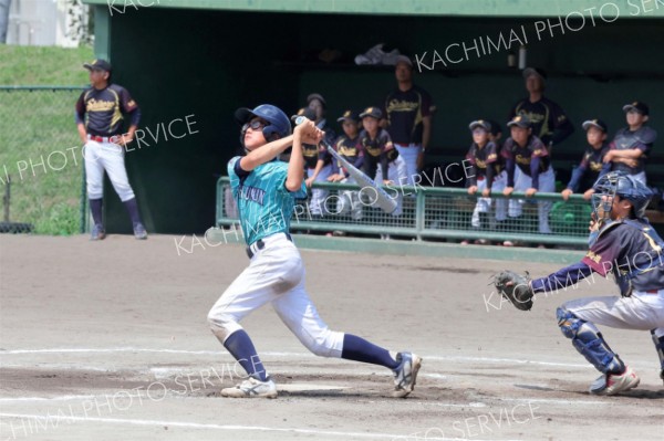 【決勝・ＳＯＵＴＨユニオン―士幌ファイターズ】ＳＯＵＴＨユニオンは３回無死一塁で、山﨑悠主将の左翼フェンスを越える２点本塁打で４―１とリードを広げる