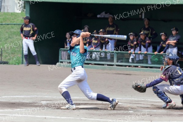 【決勝・ＳＯＵＴＨユニオン―士幌ファイターズ】ＳＯＵＴＨユニオンは３回無死一塁で、山﨑悠主将の左翼フェンスを越える２点本塁打で４―１とリードを広げる