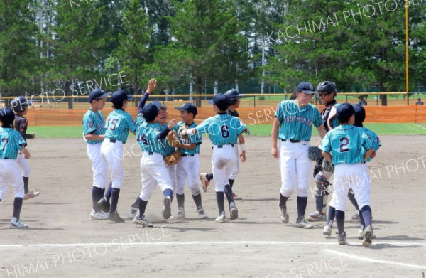 初優勝を喜ぶＳＯＵＴＨユニオンの選手たち
