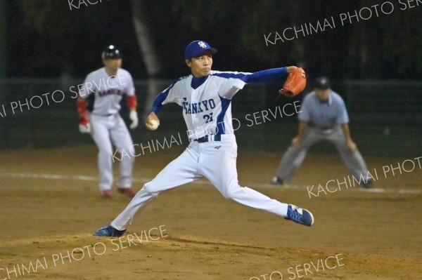 開幕戦に臨む選手ら