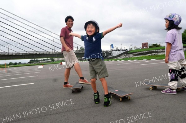 、笑顔で体験する子供たち