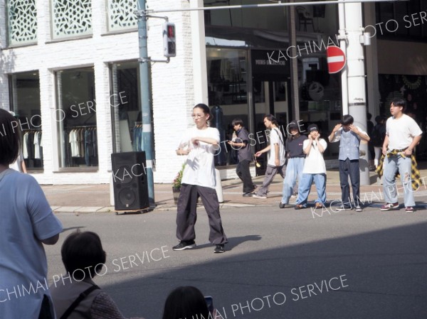 ダンスで盛り上げ、防災ブースも　ホコテン 2