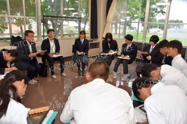 町議から議会の仕組みなどを学ぶ　陸別中で勉強会