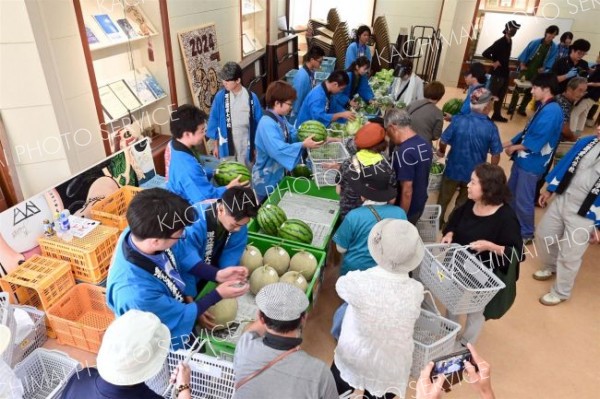メロンは２分で完売　本別・農業大学校の生徒が野菜を即売