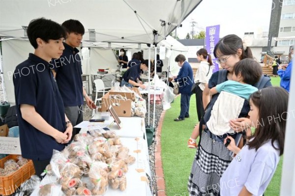 北海学園生が藤丸パークで食の交流イベント　子どもらでにぎわう 4