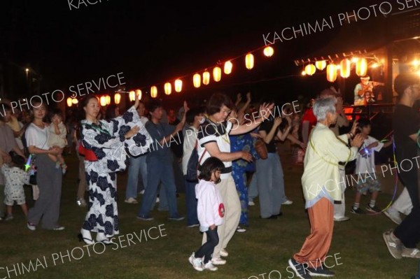 多くの参加者でにぎわった村民盆踊り