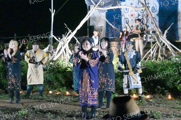 幻想的な雰囲気の中でアイヌ古式舞踊や音楽を披露したｎｉｎｃｕｐ