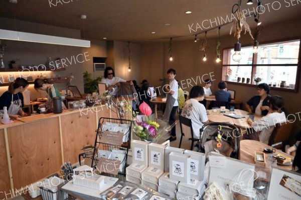 開店初日でにぎわう店内