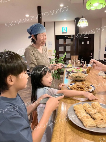 韓国やオーストラリアなどの料理が並び、多国籍な雰囲気に包まれた「カフェで海外トーク」