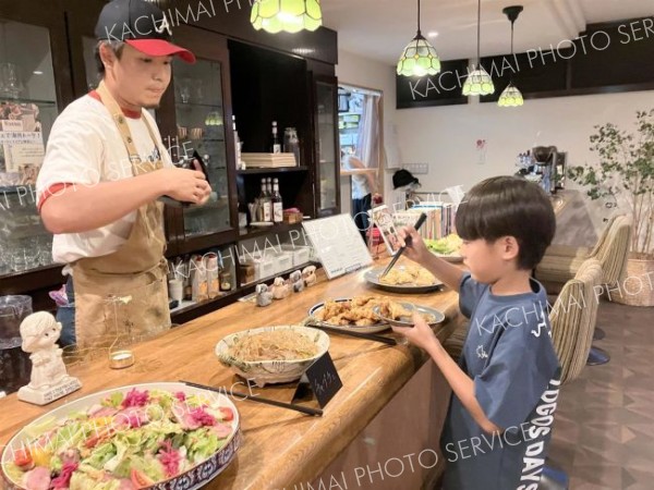 韓国やオーストラリアなどの料理が並び、多国籍な雰囲気に包まれた「カフェで海外トーク」