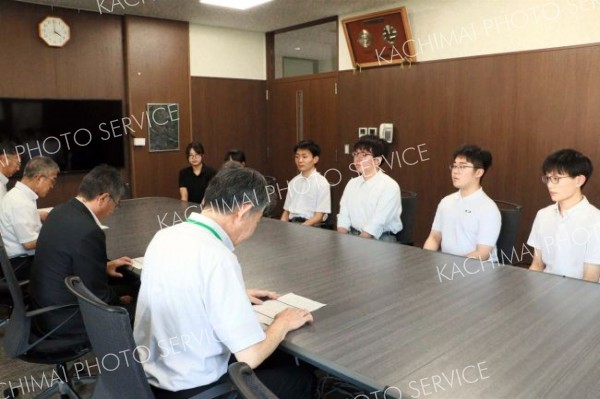 和歌山県串本町に派遣される大樹高校・大樹航空宇宙ボランティアサークルの生徒ら（船水よう子通信員撮影）
