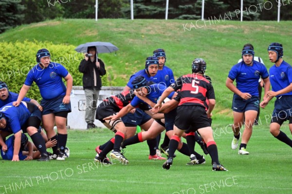 【決勝・帯工―帯柏葉・帯三条・帯緑陽・士幌合同チーム】ボールを手に突進し、トライを決める帯