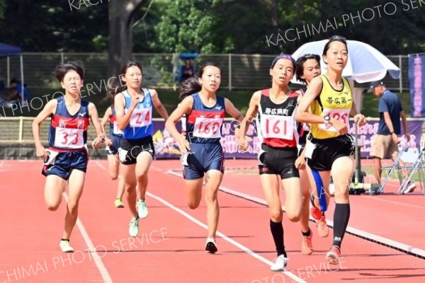 【共通女子８００メートル決勝２組】ゴール前の競り合いでライバルを抑えてゴールした鈴木杏南（右、帯一）。１５００メートルも制した