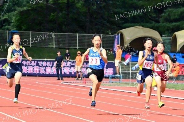 【１年女子１００メートル決勝】ライバルを抑えて１３秒０９で優勝した菊池芽生（右から３人目、鹿追）。共通１００メートル障害との２冠を達成した