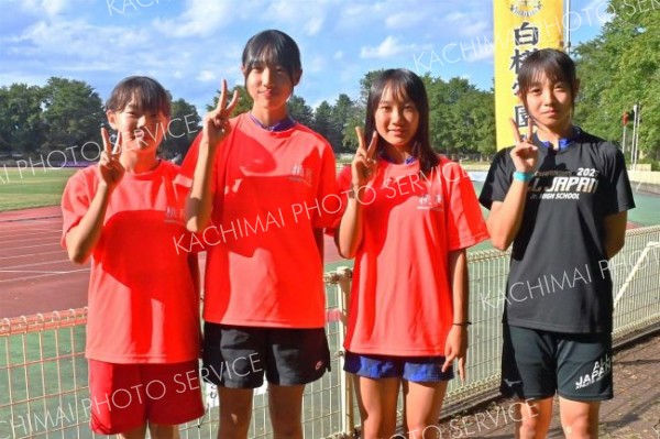 女子４００リレー決勝で５１秒７０の大会新を記録した芽室。