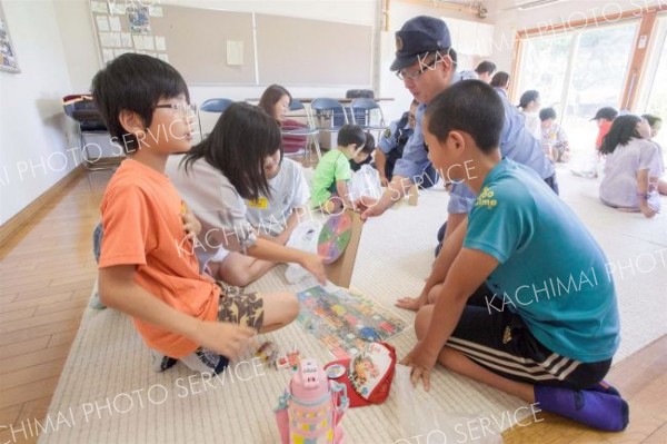 「ハンドサインでストップすごろく」を広尾署員と楽しみ、交通ルールを学ぶ子どもたち