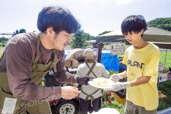 ピザ作りに挑戦する参加者ら
