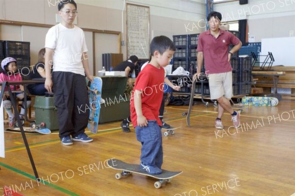 スケートボードを体験する子どもたち
