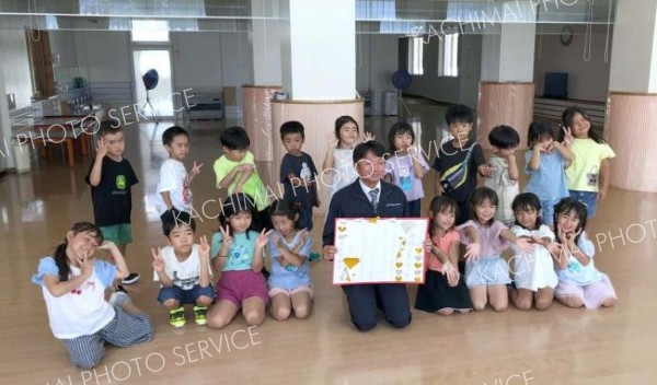 茂岩保育所園児からお手製感謝状　環境整備奉仕のコウケツ建設工業に