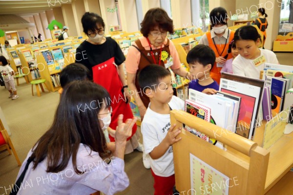 本に親しむ催し盛況　市図書館まつり