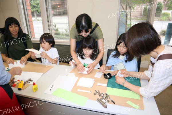 ミニノート作りなどの工作に挑戦する子どもたち