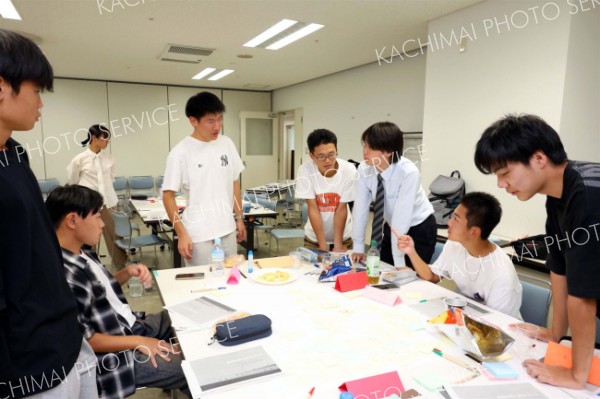 政策提言へ意見をまとめる高校生（助川かおる通信員撮影）
