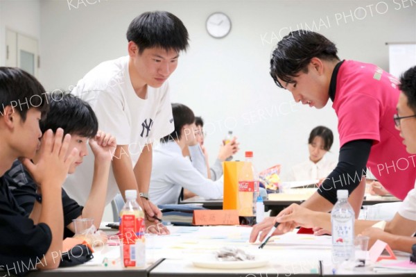 政策提言へ意見をまとめる高校生（助川かおる通信員撮影）