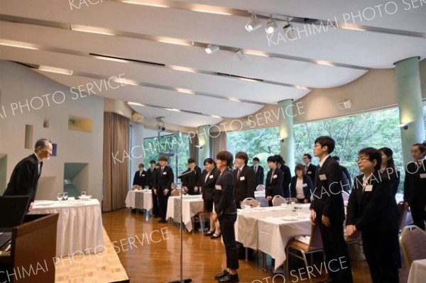感謝する学生たち。