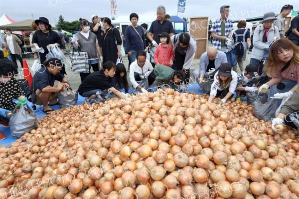野菜詰め放題に続々　同友会とかち支部農業経営部会「収穫感謝祭」