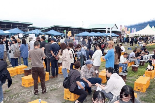 思い思いに収穫感謝祭を楽しむ来場者（３１日午前１０時２０分ごろ、助川かおる通信員撮影）
