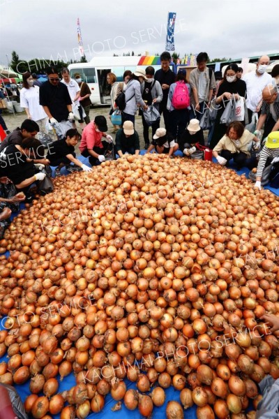 タマネギの詰め放題コーナーに集まる来場者（３１日午前１０時２０分ごろ、助川かおる通信員撮影）