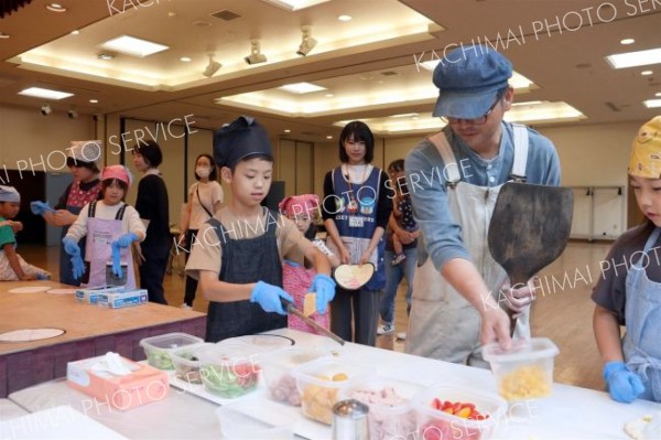 小学生が地産地消のピザづくり　池田で体験塾