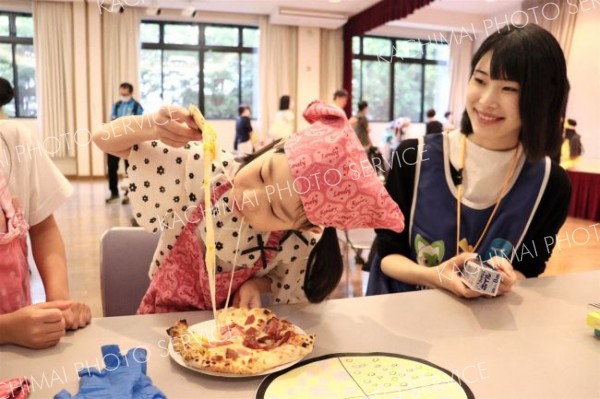 地産地消のピザを味わう小学生